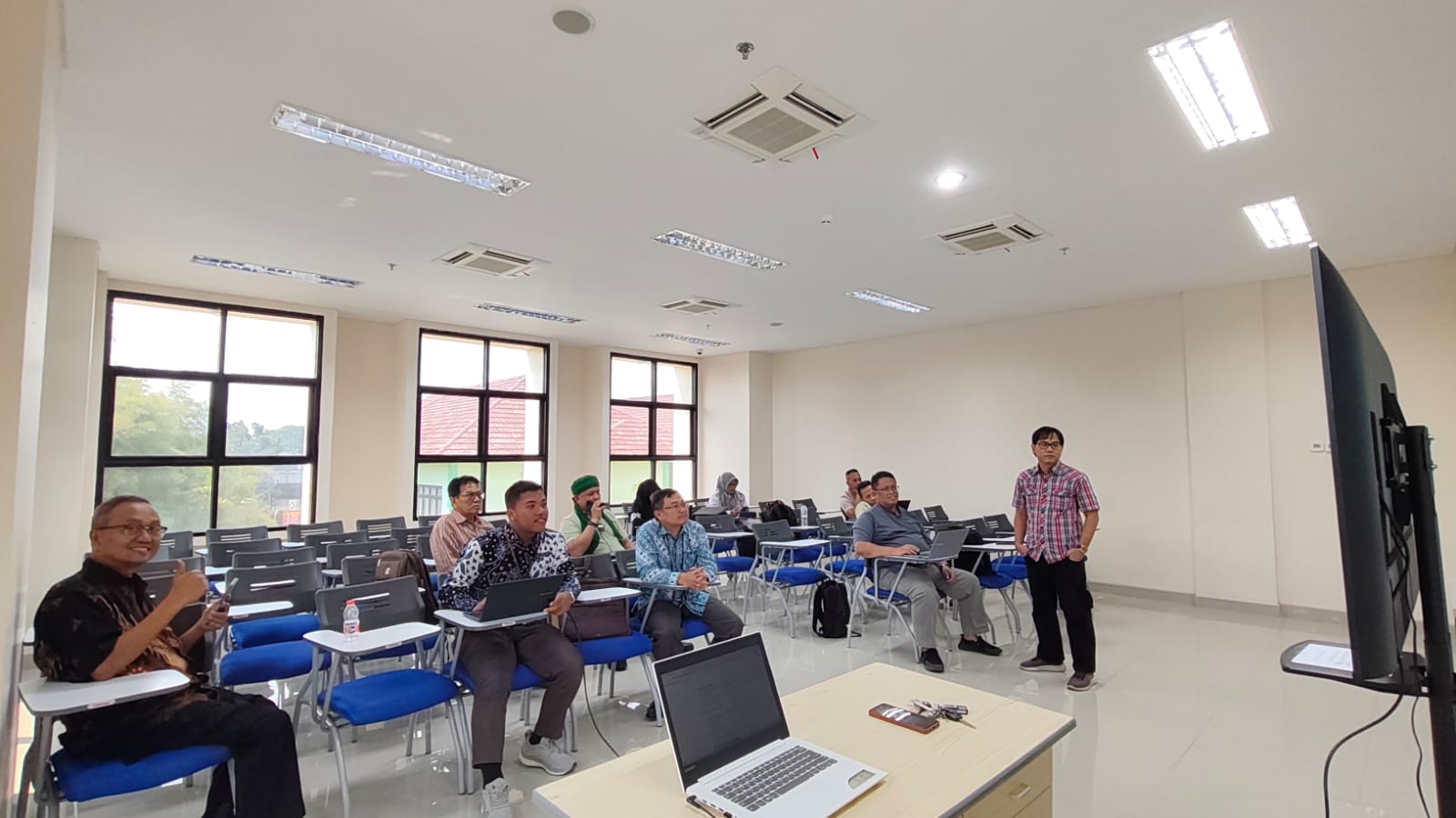 Para dosen PGSD UPI Kampus Serang mengikuti pelatihan Zotero dan NotebookLM